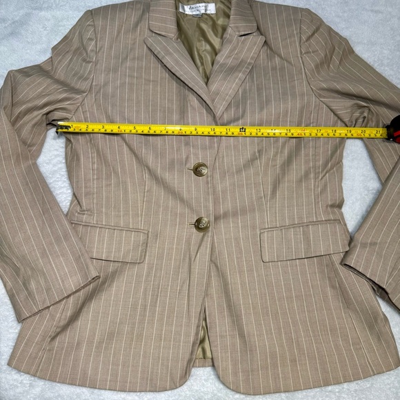 Tahari Arthur S. Levine Beige Pinstripe Blazer Size 10 - Picture 6 of 8